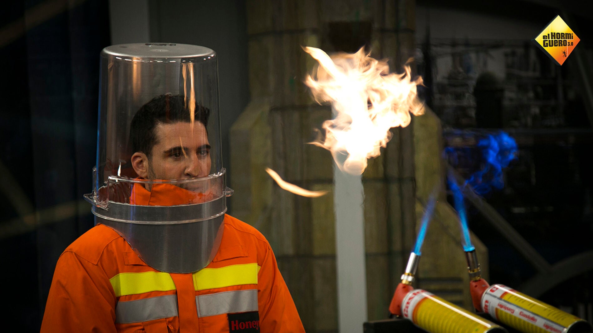 Marron expone a Miguel &Aacute;ngel Silvestre a aros de fuego 