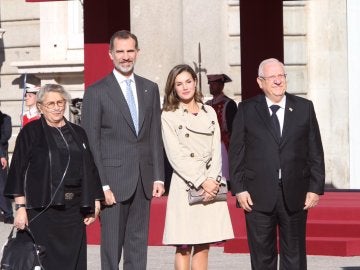 Los Reyes reciben al presidente israelí y su esposa con honores militares en el Palacio Real