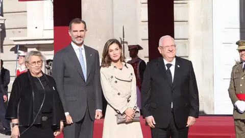Los Reyes reciben al presidente israelí y su esposa con honores militares en el Palacio Real Los Reyes reciben al presidente israelí y su esposa con honores militares en el Palacio Real