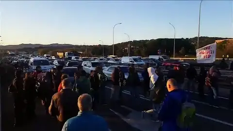 Cortes en vías de Barcelona y Tarragona en protesta por el encarcelamiento de varios miembros del Govern Cortes en vías de Barcelona y Tarragona en protesta por el encarcelamiento de varios miembros del Govern