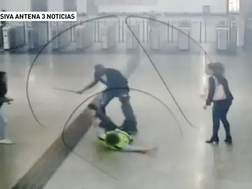 Un hombre que intentaba colarse en el Metro agrede violentamente a un vigilante de seguridad y a una mujer Un hombre que intentaba colarse en el Metro agrede violentamente a un vigilante de seguridad y a una mujer