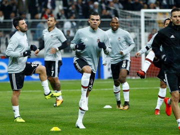 Pepe calentando junto a sus compañeros del Besiktas