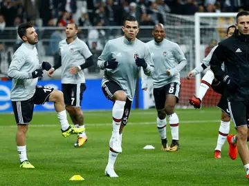 Pepe calentando junto a sus compañeros del Besiktas Pepe calentando junto a sus compañeros del Besiktas
