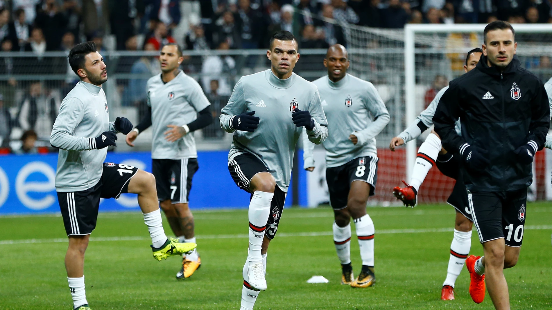 Pepe calentando junto a sus compañeros del Besiktas Pepe calentando junto a sus compañeros del Besiktas