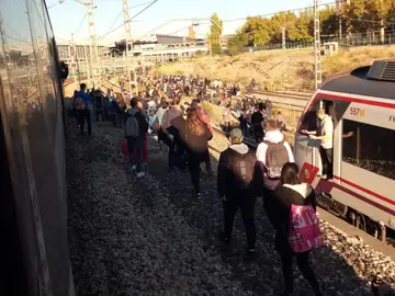 La gente sale de los vagones de Renfe por las averías La gente sale de los vagones de Renfe por las averías