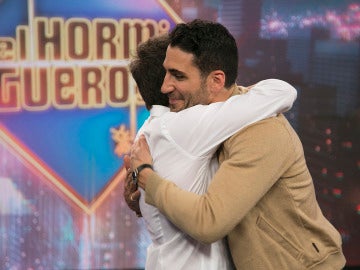 La larga lista de presentadores a los que Miguel Ángel Silvestre ha besado después de Pablo Motos La larga lista de presentadores a los que Miguel Ángel Silvestre ha besado después de Pablo Motos