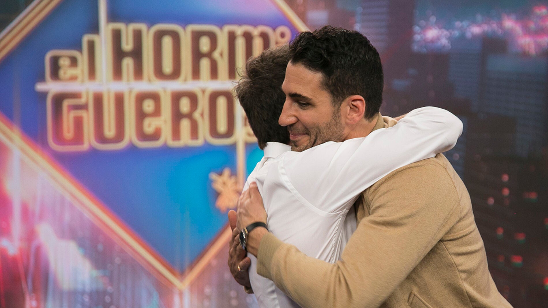 La larga lista de presentadores a los que Miguel Ángel Silvestre ha besado después de Pablo Motos