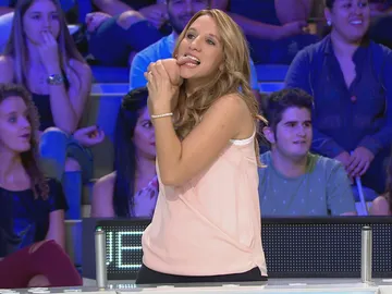 Una concursante de 'La ruleta de la suerte' consigue lo imposible: chuparse el codo Una concursante de 'La ruleta de la suerte' consigue lo imposible: chuparse el codo