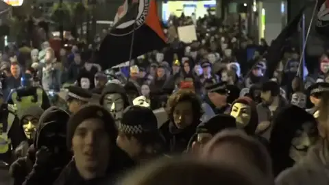 Detenidas cerca de 50 personas que participaban en una manifestación Anonymous Detenidas cerca de 50 personas que participaban en una manifestación Anonymous