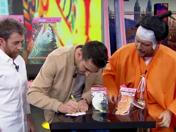 Miguel Ángel Silvestre le escribe un mensaje a su padre en un huevo frito japonés Miguel Ángel Silvestre le escribe un mensaje a su padre en un huevo frito japonés