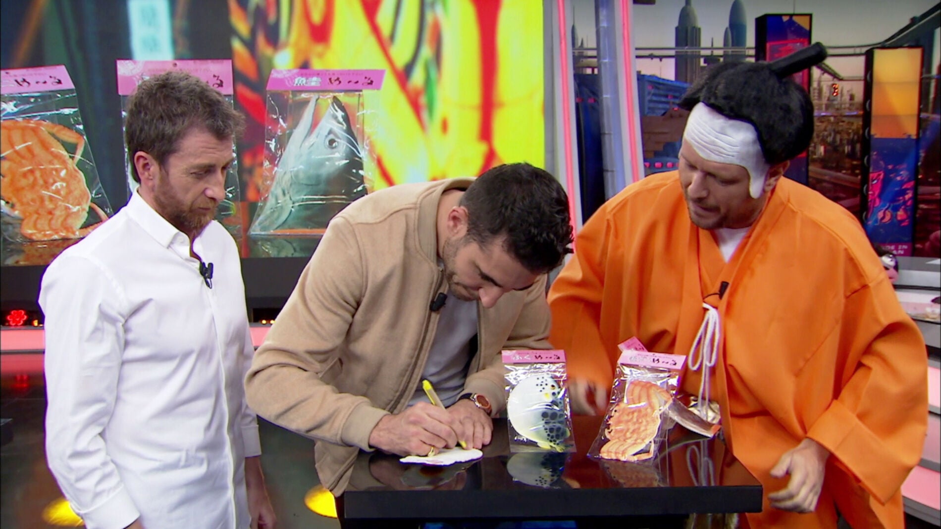 Miguel Ángel Silvestre le escribe un mensaje a su padre en un huevo frito japonés