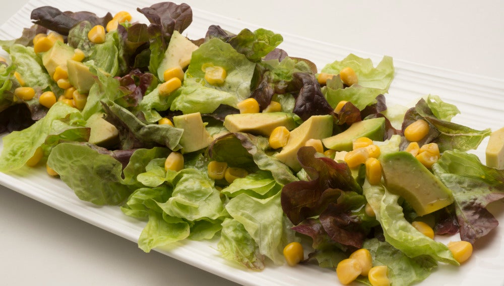 Ensalada de roble, aguacate y maíz