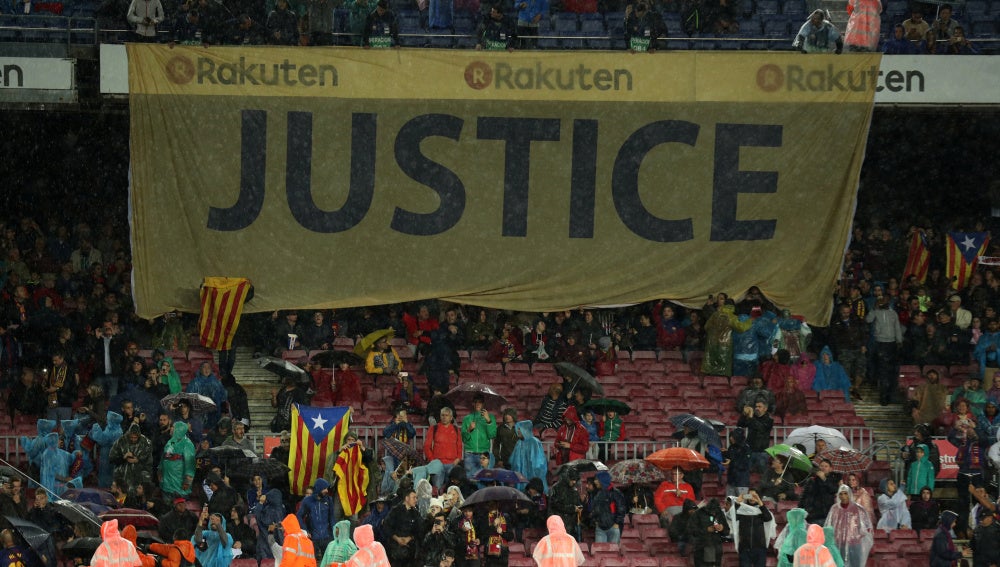 La pancarta 'Justice', presente en el Camp Nou