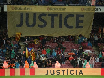La pancarta 'Justice', presente en el Camp Nou