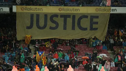 La pancarta 'Justice', presente en el Camp Nou La pancarta 'Justice', presente en el Camp Nou