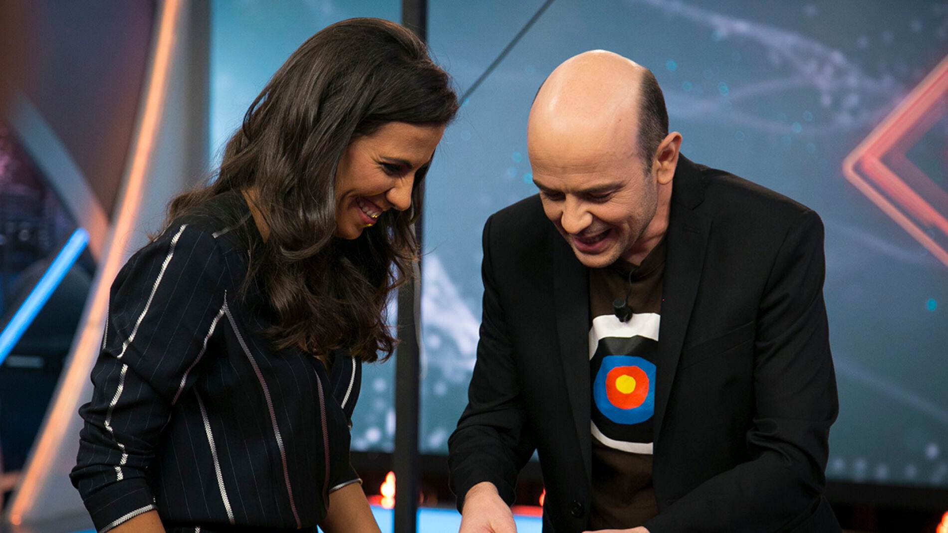 Jandro representa la situaci&oacute;n de las redes sociales con uno de sus trucos de magia