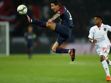 Di María intenta controlar el esférico Di María intenta controlar el esférico
