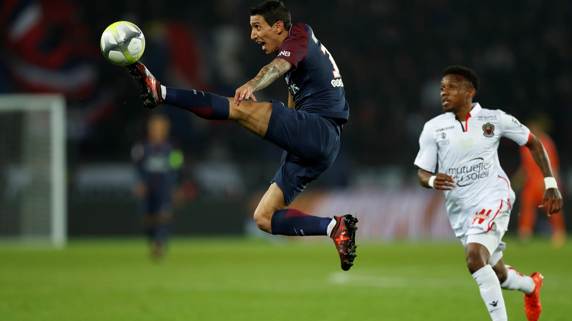 Di María intenta controlar el esférico Di María intenta controlar el esférico