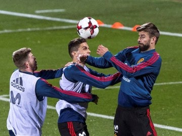 Gerard Piqué, en el entrenamiento de la Selección en Las Rozas