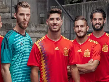 Los jugadores de la Selección posando con la nueva camiseta Los jugadores de la Selección posando con la nueva camiseta