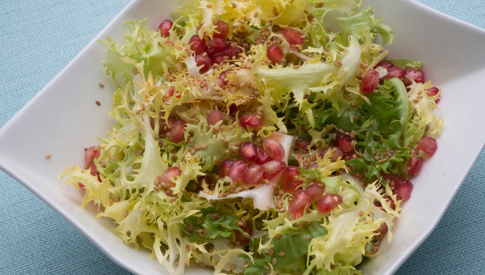 Ensalada de escarola, granada y sésamo