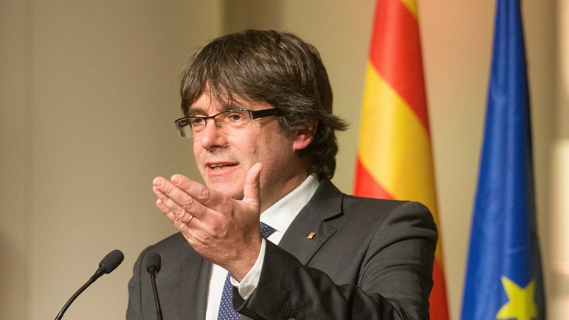 Carles Puigdemont, en un acto con alcaldes independentistas Carles Puigdemont, en un acto con alcaldes independentistas