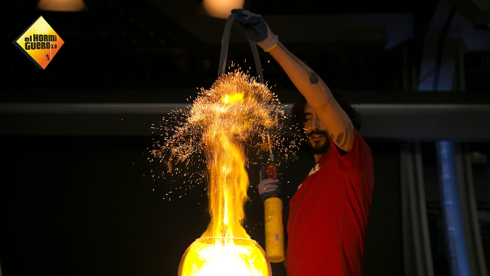 Marron utiliza la fuerza del fuego para crear ilusiones m&aacute;gicas