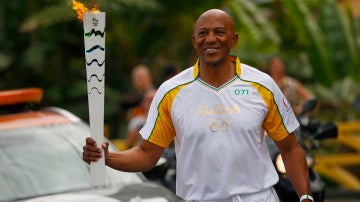 Frank Fredericks porta la antorcha de Río 2016