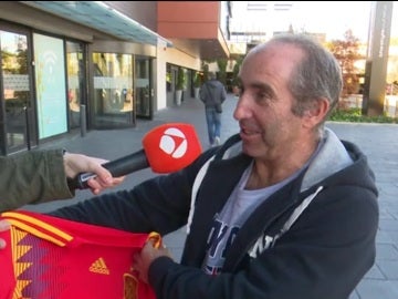 Un aficionado da su opinión sobre la nueva camiseta de la Selección