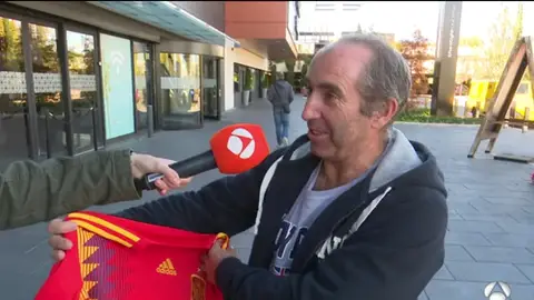 Un aficionado da su opinión sobre la nueva camiseta de la Selección Un aficionado da su opinión sobre la nueva camiseta de la Selección