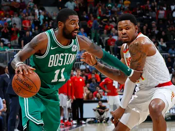 Kyrie Irving maneja el balón en un partido con los Celtics Kyrie Irving maneja el balón en un partido con los Celtics