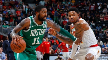 Kyrie Irving maneja el balón en un partido con los Celtics