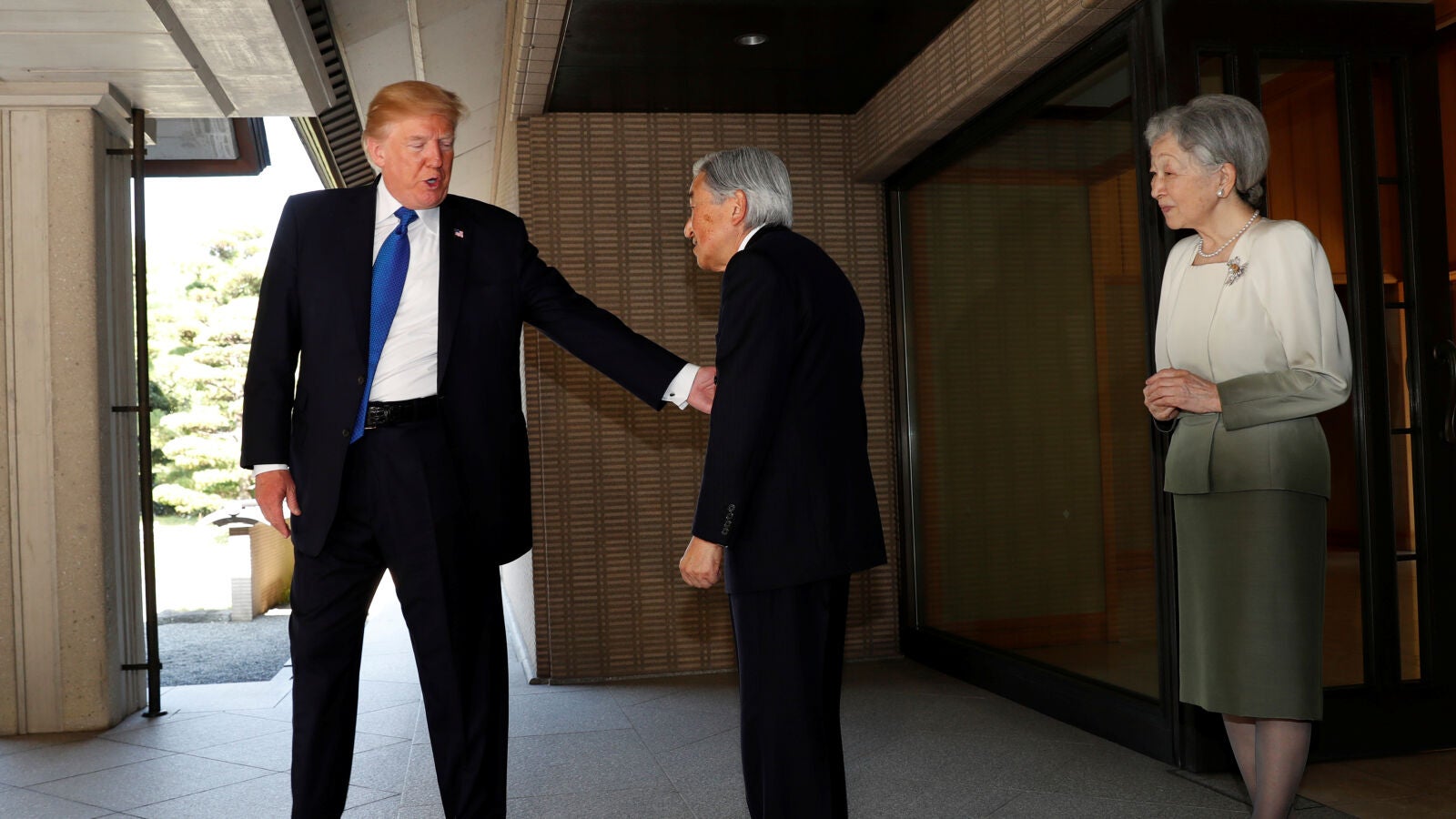 Trump rompe la tradición y evita inclinarse ante el emperador Akihito durante su visita a Japón