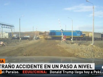 Un tren arrolla a un camión a pesar de que el conductor del camión tuvo tiempo de parar y no atravesar las vías