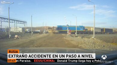 Un tren arrolla a un camión a pesar de que el conductor del camión tuvo tiempo de parar y no atravesar las vías