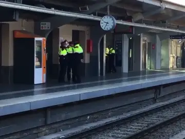 Los Mossos d'Esquadra no evitan que se corte la circulación en la estación de Sant Cugat Los Mossos d'Esquadra no evitan que se corte la circulación en la estación de Sant Cugat