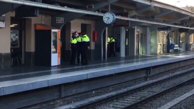 Los Mossos d'Esquadra no evitan que se corte la circulación en la estación de Sant Cugat