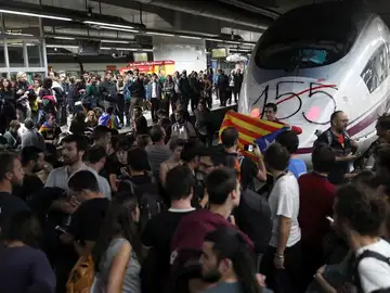 Varias decenas de manifestantes, la mayoría de ellos estudiantes, han cortado seis vías del AVE de la estación de Sants de Barcelona Varias decenas de manifestantes, la mayoría de ellos estudiantes, han cortado seis vías del AVE de la estación de Sants de Barcelona