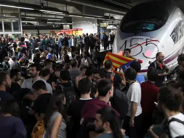 Varias decenas de manifestantes, la mayoría de ellos estudiantes, han cortado seis vías del AVE de la estación de Sants de Barcelona Varias decenas de manifestantes, la mayoría de ellos estudiantes, han cortado seis vías del AVE de la estación de Sants de Barcelona