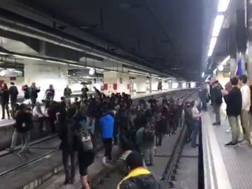 Manifestantes independentistas 'invaden' las vías del AVE en la estación de Sants