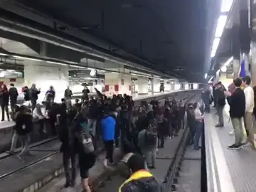 Manifestantes independentistas 'invaden' las vías del AVE en la estación de Sants Manifestantes independentistas 'invaden' las vías del AVE en la estación de Sants