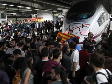 Más de 150.000 usuarios de AVE y Cercanías afectados por los cortes de vías Más de 150.000 usuarios de AVE y Cercanías afectados por los cortes de vías