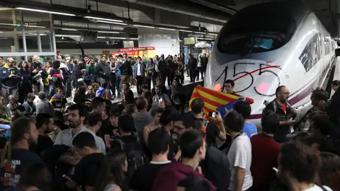 Más de 150.000 usuarios de AVE y Cercanías afectados por los cortes de vías Más de 150.000 usuarios de AVE y Cercanías afectados por los cortes de vías