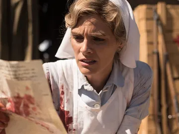 El horror de la guerra se ensaña con Julia una vez más El horror de la guerra se ensaña con Julia una vez más