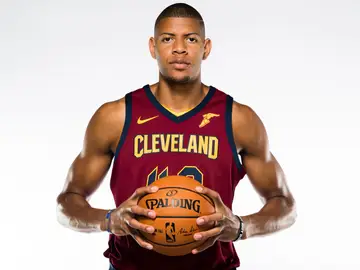 Walter Tavares posa con la camiseta de Cleveland Cavaliers Walter Tavares posa con la camiseta de Cleveland Cavaliers