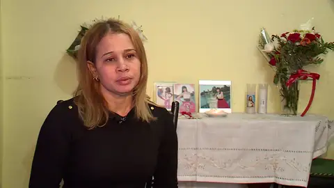 La madre de la joven hallada muerta en su casa de Tetuán: "Encontrar a mi hija tirada en el suelo con golpes me partió el alma" La madre de la joven hallada muerta en su casa de Tetuán: "Encontrar a mi hija tirada en el suelo con golpes me partió el alma"