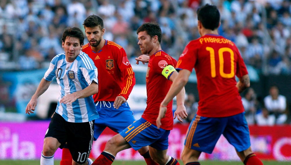 Messi controla el balón durante un partido contra España