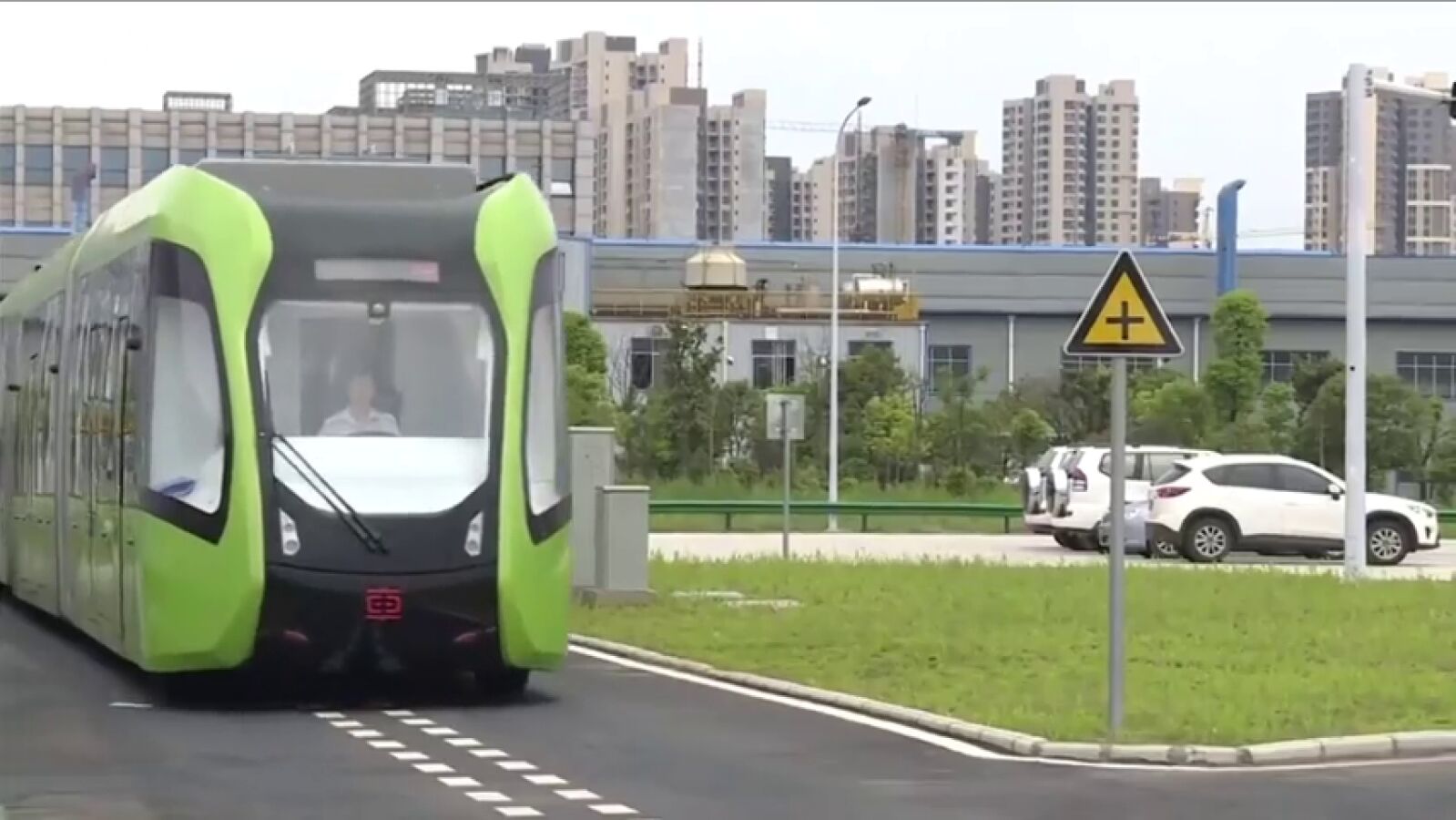 China presenta un nuevo transporte: un híbrido entre tranvía y bus 100% eléctrico