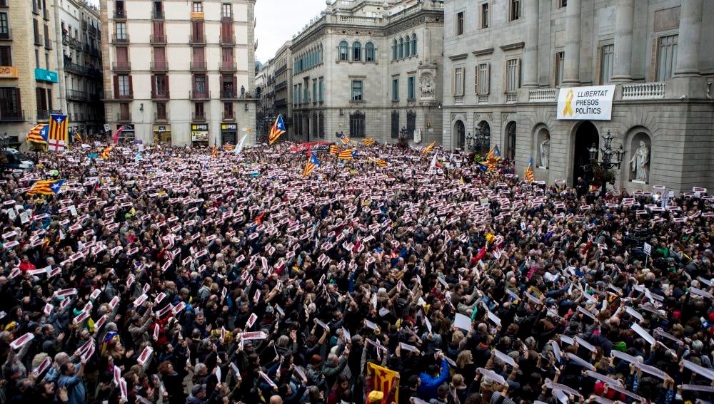 Miles de personas piden en Barcelona la libertad de "presos políticos"