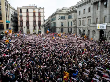 Miles de personas piden en Barcelona la libertad de "presos políticos" Miles de personas piden en Barcelona la libertad de "presos políticos"